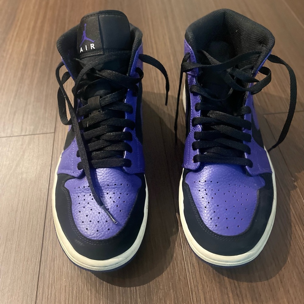 Jordan 1 Mid
Black Dark Concord